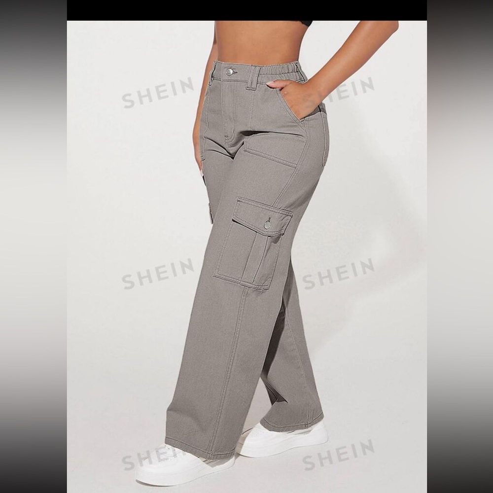 SHEIN PETITE High Waist Flap Pocket
Cargo Jeans
Color: Grey